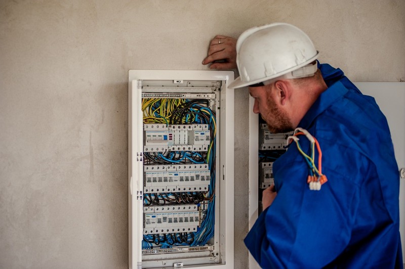 Jorge de la Vega -Electricista Matriculado-

Jorge es un electricista matriculado altamente calificado que ha sido una parte integral de nuestro equipo durante varios años. Su sólida experiencia y destreza en el rubro lo convierten en un recurso valioso en el que puedes confiar para todas tus necesidades relacionadas con instalaciones y reparaciones.

Lo que realmente distingue a Jorge de otros electricistas es su compromiso inquebrantable con la seguridad y la calidad. Cada proyecto en el que participa se lleva a cabo con el más alto nivel de profesionalismo y atención al detalle, garantizando la tranquilidad de nuestros clientes. 


En definitiva, no importa cuán grande o pequeño sea el proyecto, Jorge tiene la experiencia y el compromiso necesarios para garantizar un trabajo impecable. Si buscas calidad, profesionalismo y tranquilidad en tus proyectos de electricista, Jorge es la elección ideal.
